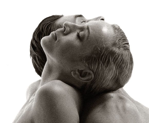 Titelbild für die Leistungskategorie Gesicht und Kopf mit dem Kopf einer Frau und eines Mannes jeweils auf den Schultern des Partners ruhend